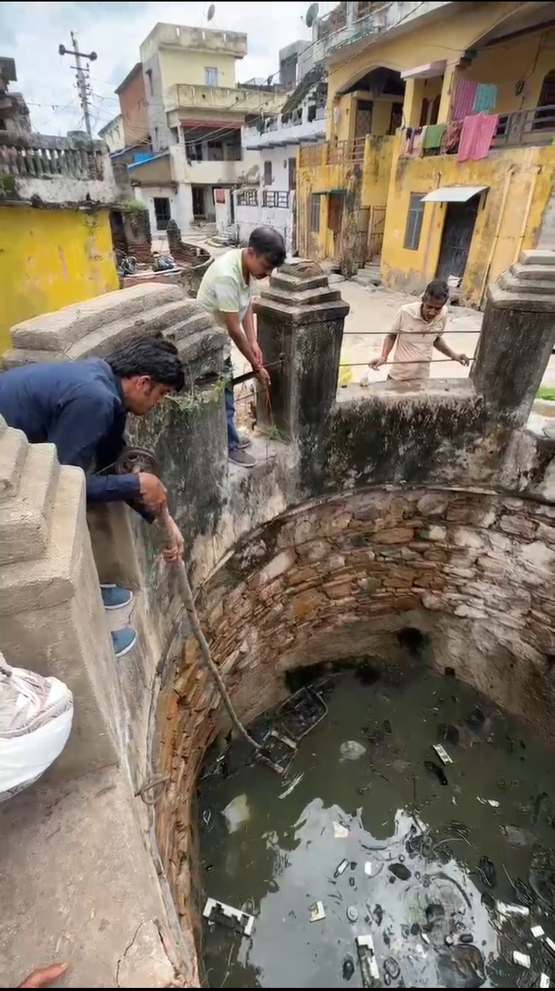 वर्षों से उपेक्षित पड़े कुएं को युवाओं ने किया साफ, जल संरक्षण की अनूठी पहल