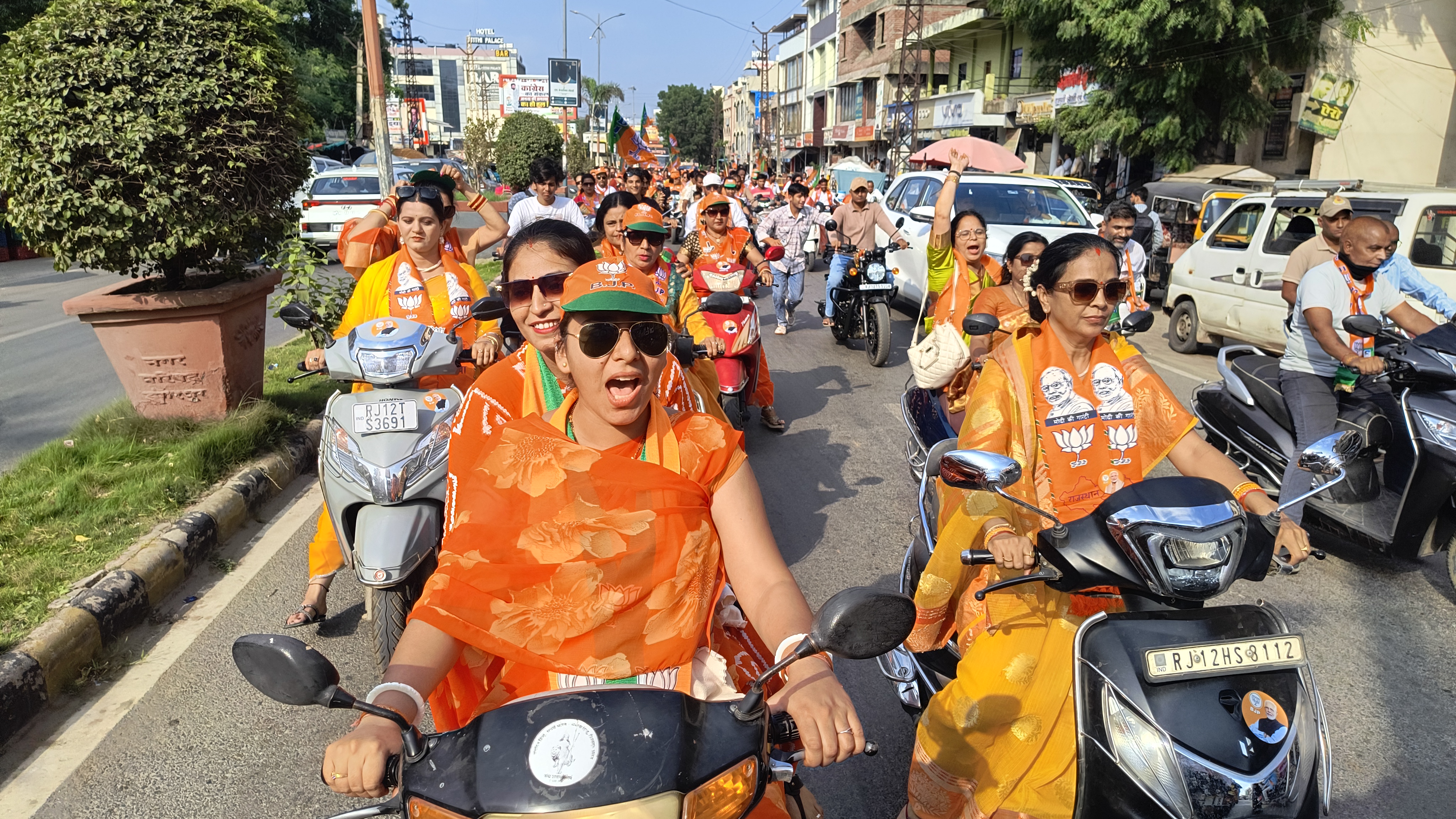 ‘जय श्रीराम’ के जयघोष के बीच 40 वार्डों में दौड़ी भाजपा की मातृशक्ति, दीपिका चिखलिया ने भरा जोश