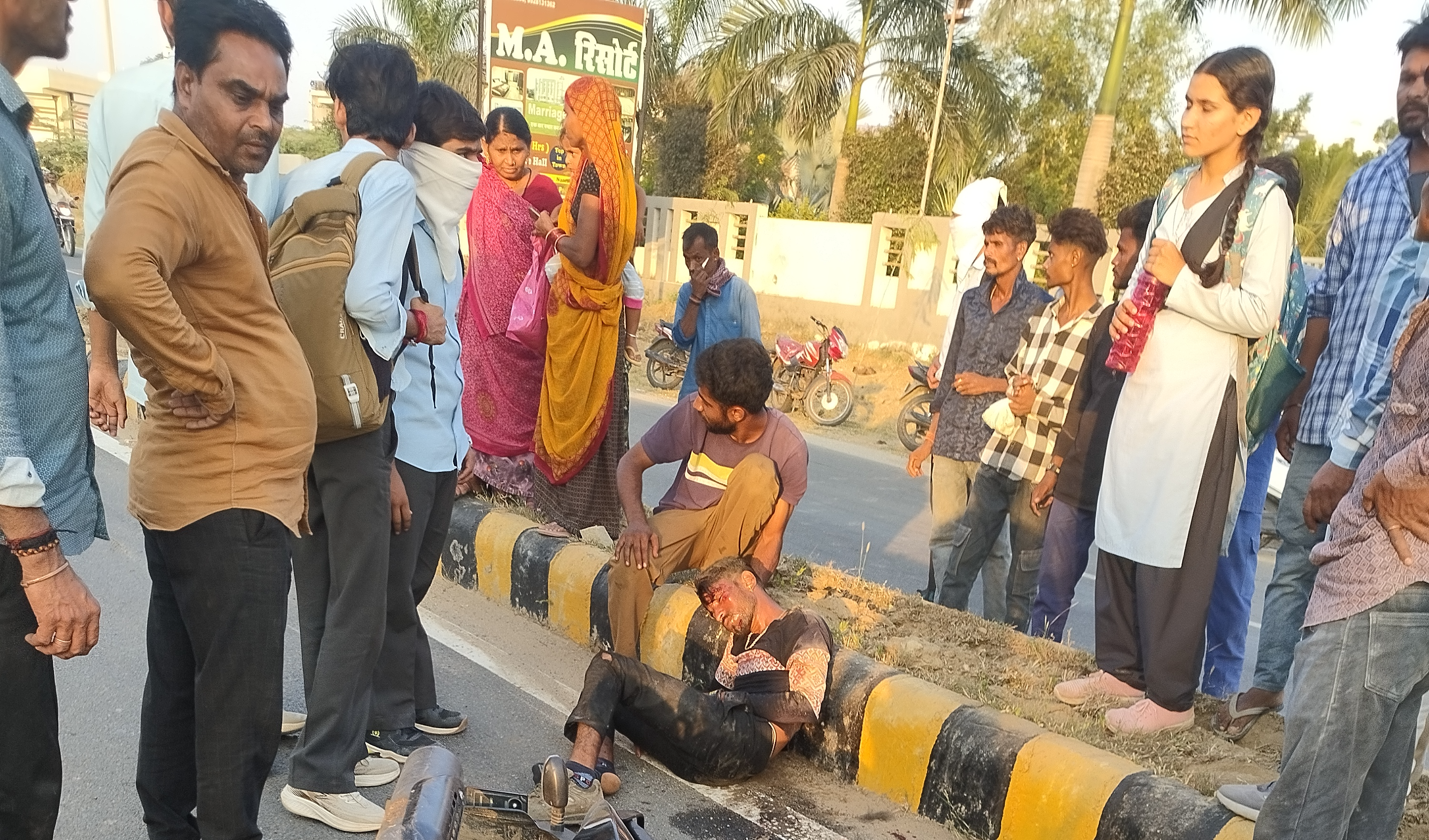 सागवाड़ा में बाइक डिवाइडर से टकराई, युवक गंभीर घायल